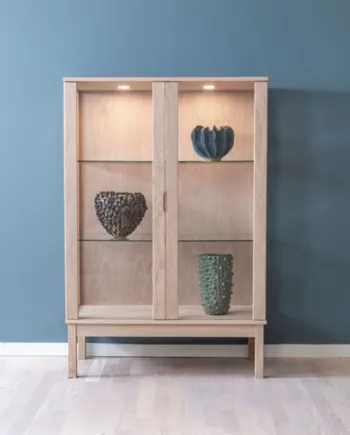 Klim Furniture  V302 Vitrine  Hvidolie på Afbetaling