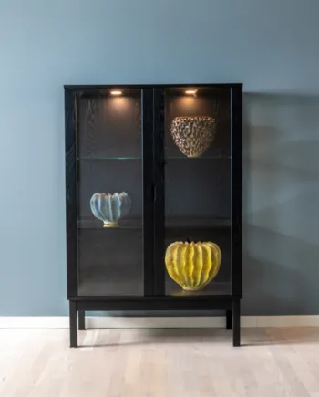 Klim Furniture  V302 Vitrine  Sortbejdset på Afbetaling