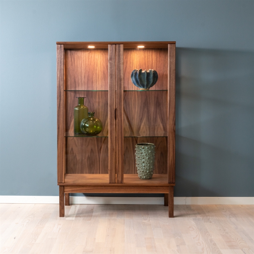 Klim Furniture  V302 Vitrine  Valnød Olie på Afbetaling